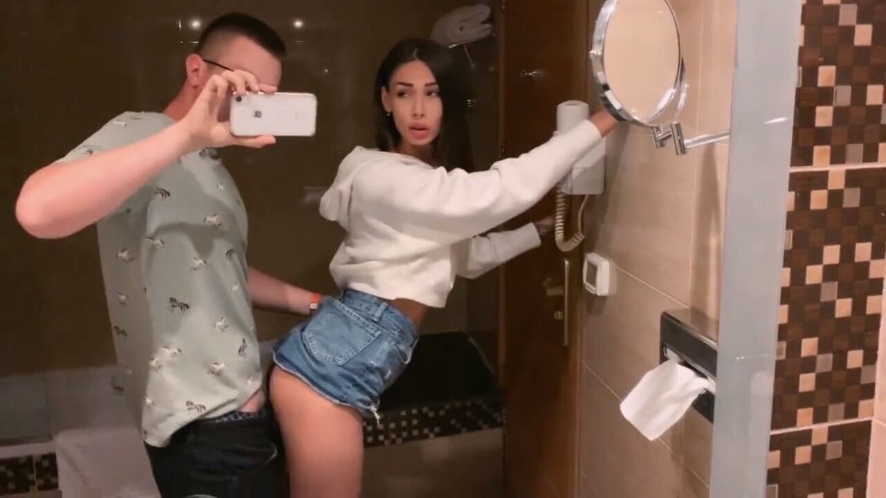 Трахнул одногруппницу в туалете порно видео